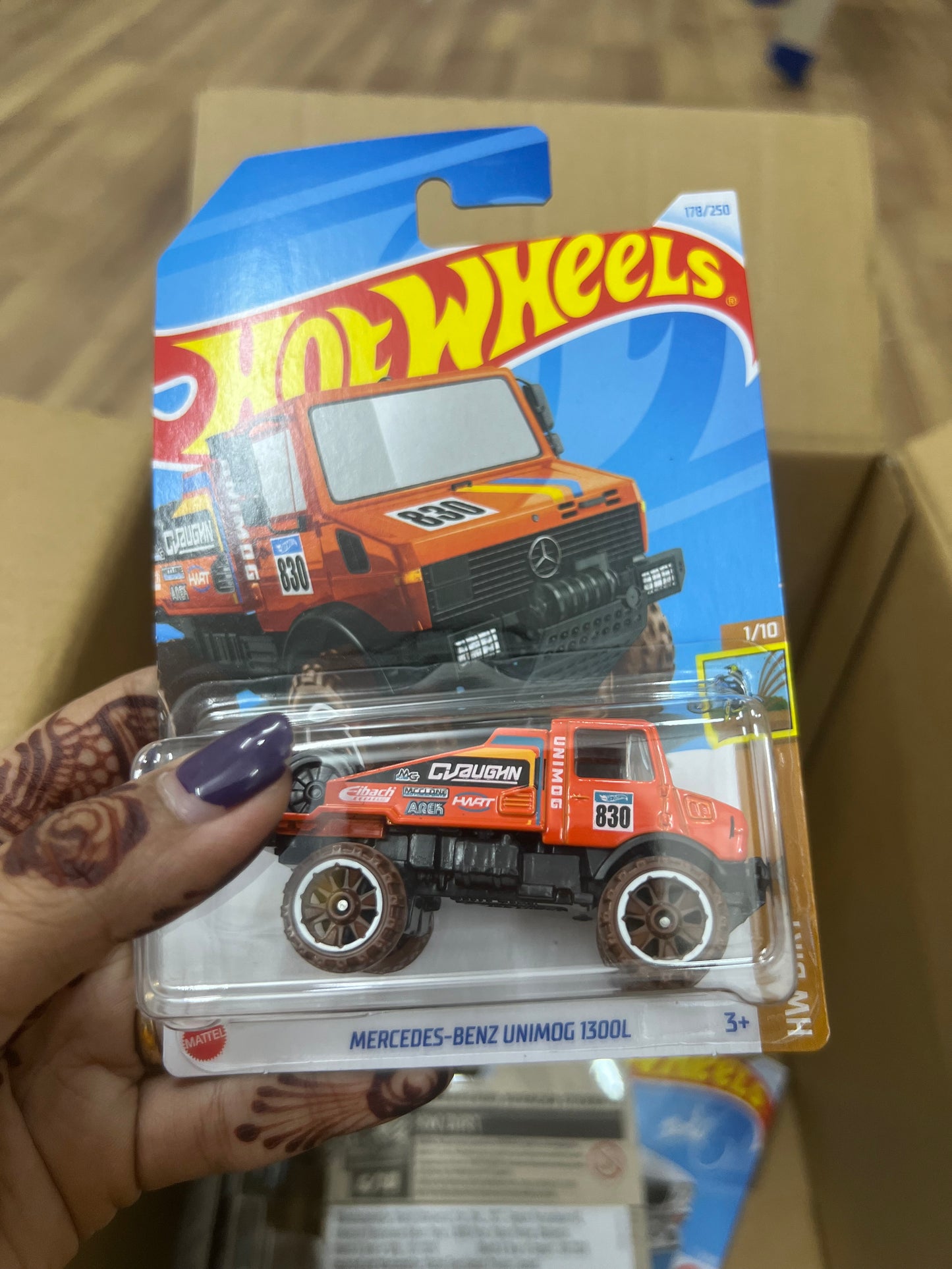 Single Hot Wheels Car-MERCEDES- BENZ UNIMOG 1300L- ORANGE